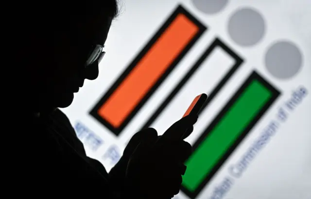 தேர்தல் நேர அதிகாரிகள் மாற்றம்: கட்சி தொடர்புடையவர்களாக அதிகாரிகள் பார்க்கப்படுவது ஏன்?