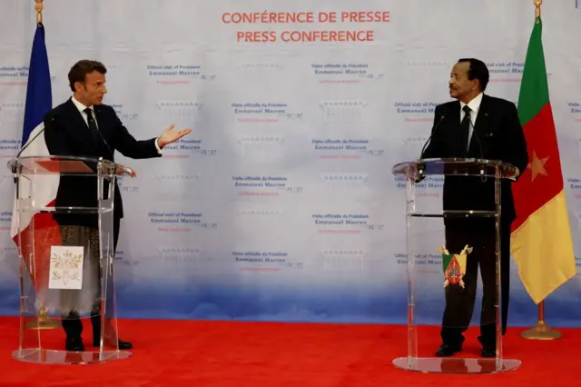 Le président français Emmanuel Macron (G) et le président camerounais Paul Biya donnent une conférence de presse à Yaoundé, le 26 juillet 2022.