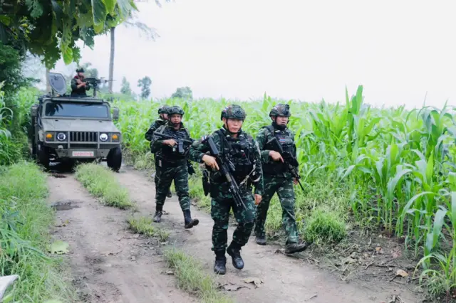 မြန်မာဘက်တိုက်ပွဲကြောင့် ထိုင်းဘက်ခြမ်းမှာ လုံခြုံရေးယူထားတဲ့ ထိုင်းစစ်သားတွေ 