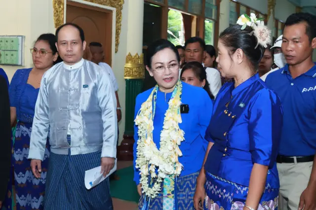 ပြည်သူ့ရှေ့ဆောင်ပါတီ ဥက္ကဋ္ဌ ဒေါက်တာသက်သက်ခိုင်နဲ့ ပြည်သူ့ရှေ့ဆောင်ပါတီစည်းရုံးရေးမြင်ကွင်း ( ပုံဟောင်း)