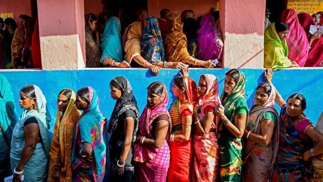 Mulheres eleitoras em fila para depositar seu voto em uma seção eleitoral durante a primeira fase das eleições legislativas em 6 de novembro de 2025, na circunscrição de Raghopur, distrito de Vaishali, no Estado indiano de Bihar