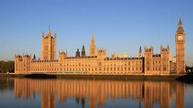 El Parlamento británico se ilumina con la luz del sol matutino.