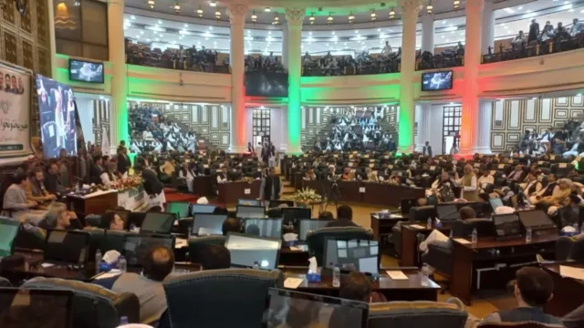 نمایی از جرگه چهره‌های سیاسی در ایالت خیبرپختونخواه پاکستان. نمایندگان در پیشت میزهای گرد نشسته اند. 