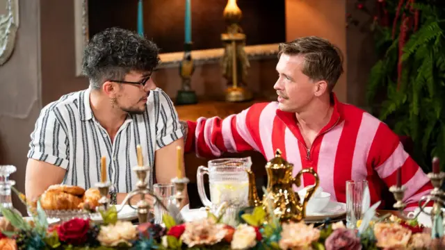 Jack y Stephen desayunan juntos en un episodio de Traitors