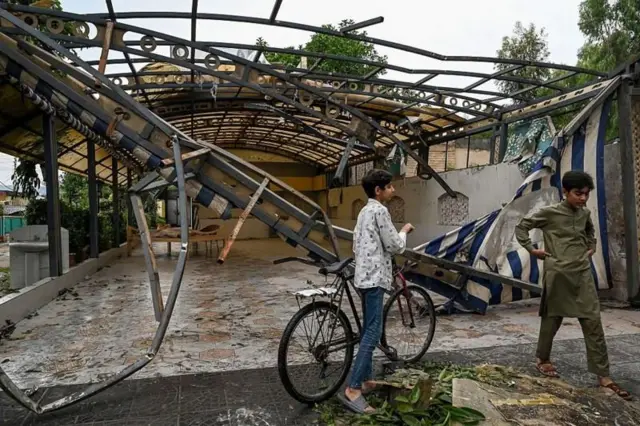 रावळपिंडीत एक कथित ड्रोन कोसळल्यानंतर स्टेडियमजवळच्या एका शेडची अशी अवस्था झाली.