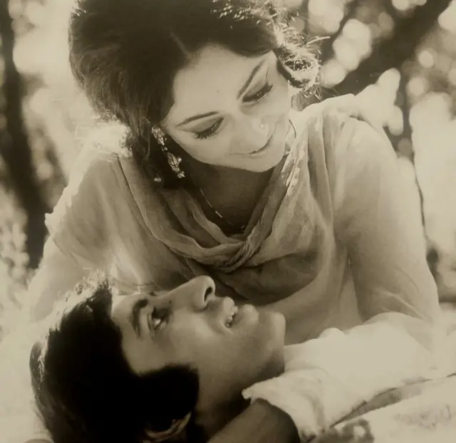 ஏக் நசர்’ படத்தில் அமிதாப் பச்சன் மற்றும் ஜெயா பாதுரி.