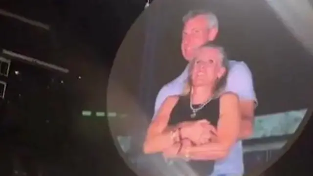 Kristin Cabot na Andy Byron kwenye skrini kubwa katikati ya tamasha la Coldplay.