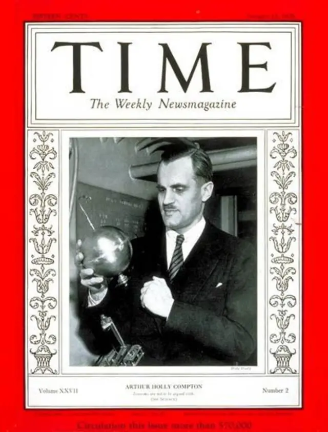 Compton en couverture du magazine Time en 1936, tenant un détecteur de rayons cosmiques.