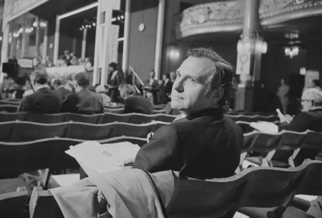 লেবার পার্টির এমপি ছিলেন মি. স্টোনহাউস