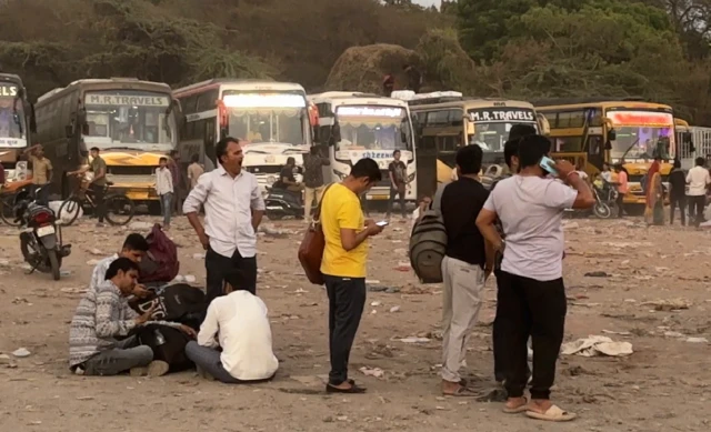 સુરતમાં રાજસ્થાન જવા માટે બસની રાહ જોતા લોકો