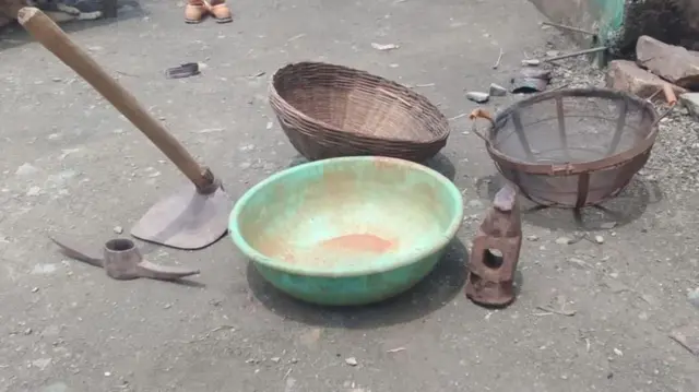 ኣልማዝ ንምውጻእ ዝጥቀመሎም ናውቲ