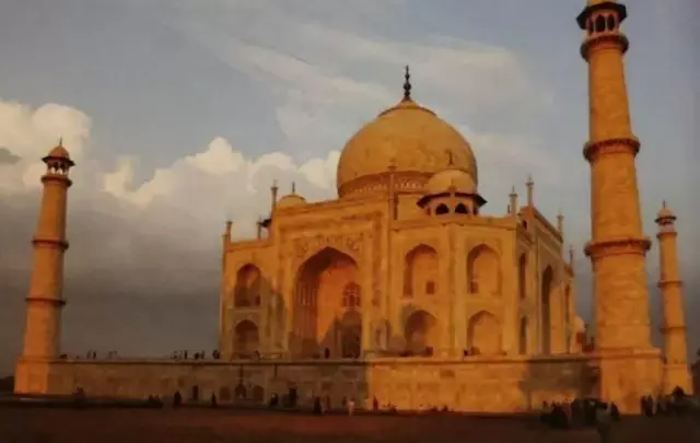 மும்தாஜ் மஹல் அடக்கம் செய்யப்பட்ட இடத்துக்கு அருகில் ஷாஜஹானும் அடக்கம்
