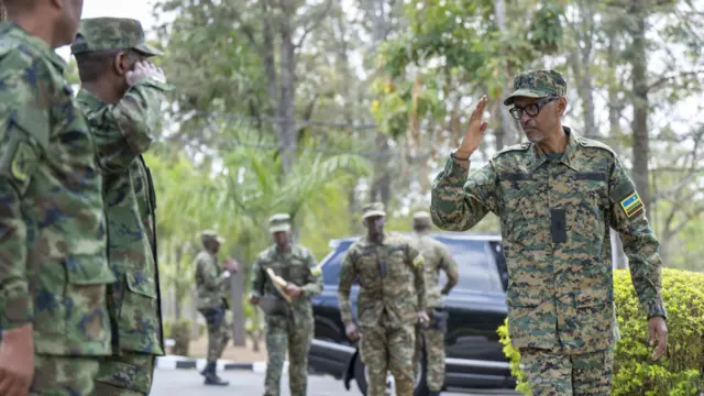 Perezida Kagame aramutsa abasirikare bakuru