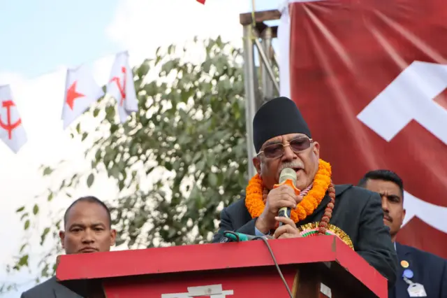 नेपाली कम्युनिस्ट पार्टीका संयोजक पुष्पकमल दाहाल ‘प्रचण्ड’ सङ्खुवासभाको एकता सन्देशसभामा सम्बोधन गर्दै 