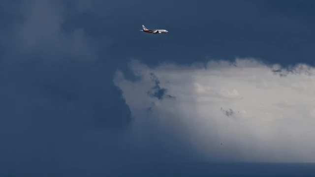 Samolot przelatuje nad portem w Barcelonie