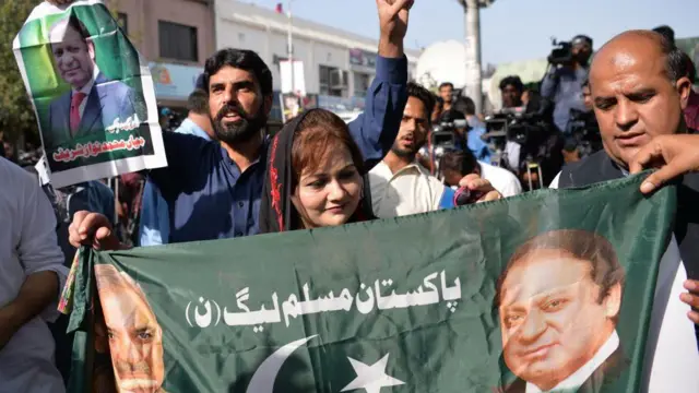 ইসলামাবাদের আদালত চত্ত্বরের সামনে নওয়াজ শরিফ সমর্থকদের আনন্দ মিছিল