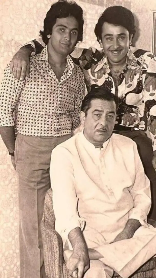 अपने दो बेटों ऋषि कपूर और रणधीर कपूर (दाएं) के साथ राज कपूर