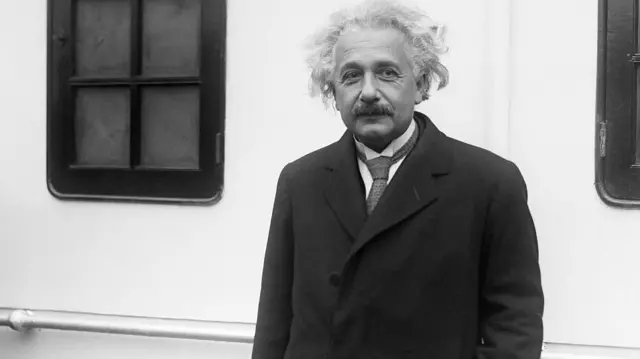 अल्बर्ट आईनस्टाईनचा जन्म 14 मार्च 1879 ला झाला आणि त्यांचं निधन 18 एप्रिल 1955 ला झालं.