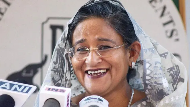 দিল্লির ফরেন করেসপন্ডেন্টস ক্লাবে শেখ হাসিনার ২০০২ সালের একটি সংবাদ সম্মেলন