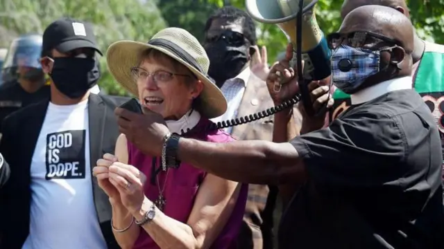 जॉर्ज फ्लॉईड याच्या हत्ये विरोधातल्या आंदोलनात सहभागी झालेल्या बिशप मरियन एडगर बडी