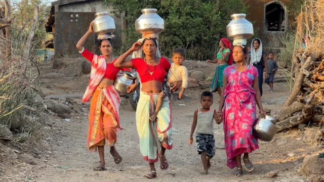 ડાંગના કિરલી ગામની મહિલાઓ પાણી ભરવા માટે દૂર દૂર ચાલીને જાય છે