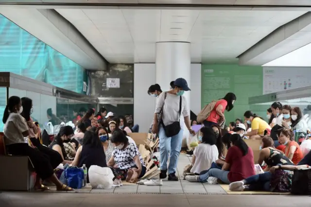 一群外佣假日的时候，聚集在中环一带。