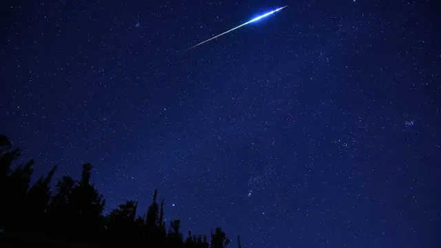 Una estrella fugaz azul