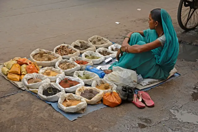 मसला बेच्दै भारतीय महिला