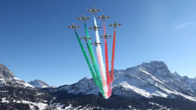 Пролет пилотажной группы Frecce Tricolori перед началом соревнований по скоростному спуску среди мужчин