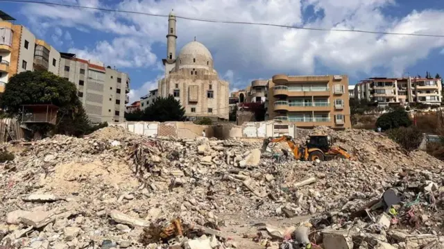 Familia ziliendelea kutembelea eneo la uharibifu wiki kadhaa baadaye ili kutafuta vifusi