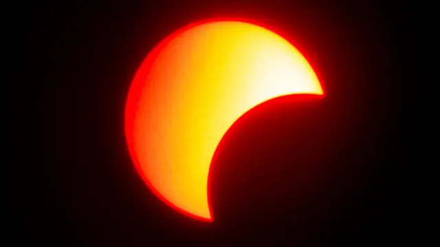 সূর্যগ্রহণ মূলত ঘটে থাকে চাঁদের কারণে