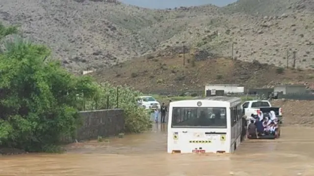 سيارة تقل تلاميذ جرفتها الفيضانات