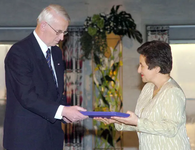 شیرین عبادی در زمان دریافت جایزه صلح نوبل