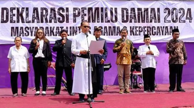 Sejumlah tokoh pemuka agama mengucapkan ikrar saat Deklarasi Pemilu Damai 2024 di alun-alun Kota Magelang, Jateng, Sabtu (25/11/2023).