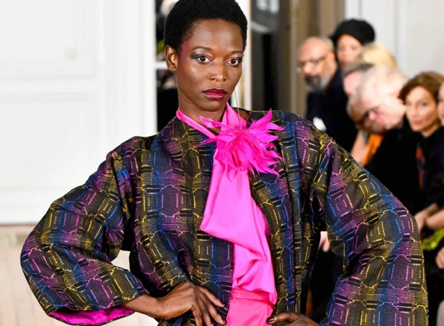 La dernière collection d'Imane Ayissi juxtapose des matières comme le satin et des motifs de tissus africains traditionnels