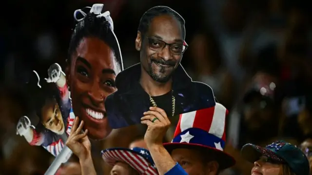 Des supporters posant avec des posters de Snoop Dogg