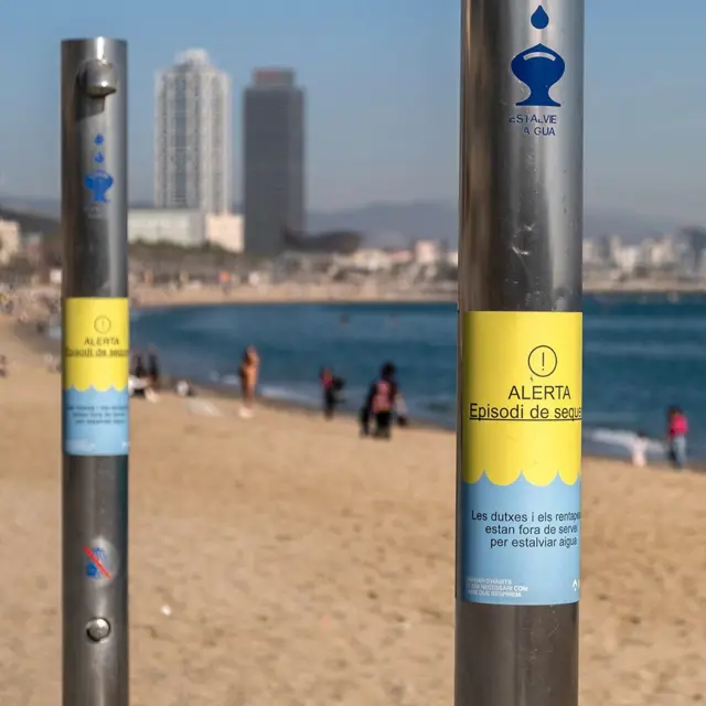 Dois chuveiros públicos de uma praia de Barcelona