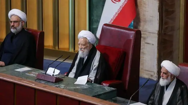 محمدعلی موحدی کرمانی در کرسی ریاست مجلس خبرگان