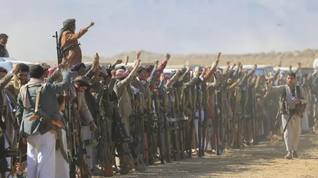 تجمع مسلحون يمنيون لحشد المقاتلين في مديرية حرف سفيان، شمال العاصمة صنعاء، في 13 نوفمبر/تشرين الثاني 2025.