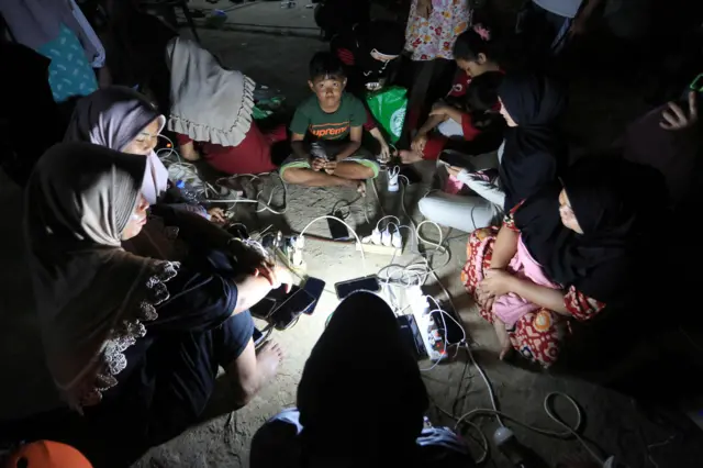 Sejumlah warga memanfaatkan jaringan starlink untuk menghubungi keluarganya di posko Kabupaten Aceh Tamiang di Desa Paya Bedi, Kecamatan Rantau, Aceh, Rabu (3/12/2025). Pasca bencana banjir bandang dan tanah longsor yang melanda Kabupaten Aceh Tamiang pada Rabu (26/11) seluruh jaringan telekomunikasi dan jaringan listrik putus total sehingga warga memanfaatkan jaringan starlink untuk menghubungi sanak keluarganya. 