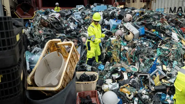 Ocean Cleanup ekibi karaya vardıklarında gemideki atıkları inceliyor