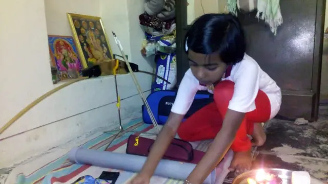 लहानपणीची आदिती, तिच्या पहिल्या धनुष्यासोबत