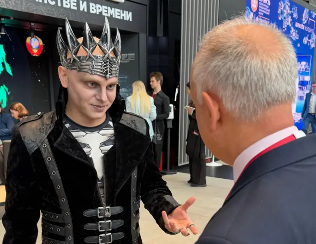 ББЦ новинар разговара са човеком обученим као зли чаробњак на економском форуму у Санкт Петербургу 