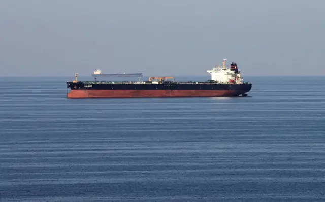Các tàu chở dầu đi qua eo biển Hormuz, ngày 21/12/2018 Các tàu chở dầu đi qua eo biển Hormuz, ngày 21/12/2018