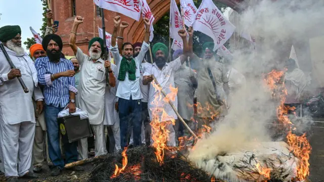 மூன்று விவசாய சட்டங்களுக்கு எதிராக விவசாயிகள் போராட்டம் நடத்தினார்கள் 
