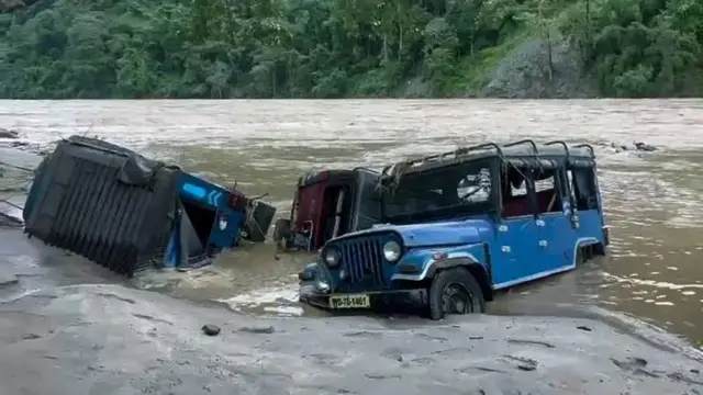 নদীর জলে গাড়ি ভাসছে। 