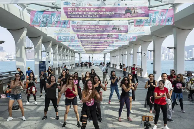 圖為菲律賓外傭在中環海濱跳舞。