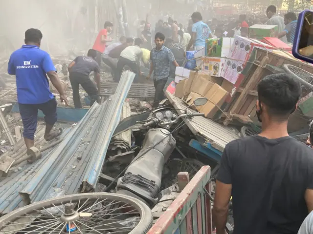 সিদ্দিকবাজারে ভবনে বিস্ফোরণের পর সামনের রাস্তায় ধ্বংসস্তুপ ছড়িয়ে পড়ে