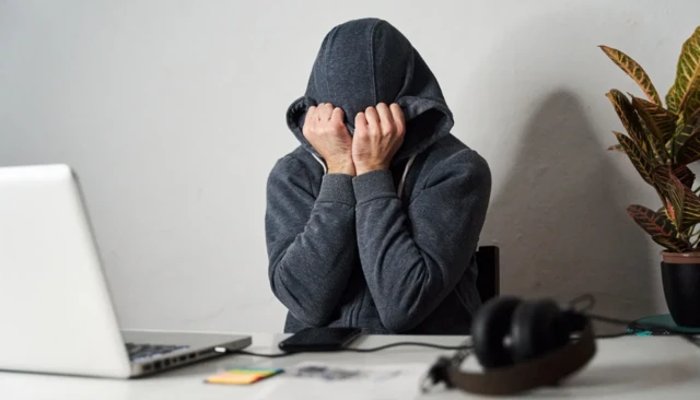 ፊቱን በጭንቀት የሸፈነ ሰው