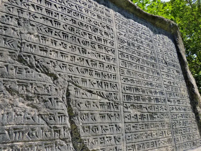 Брила із клинописним написом часів Месопотамії у громадському парку в Тегерані